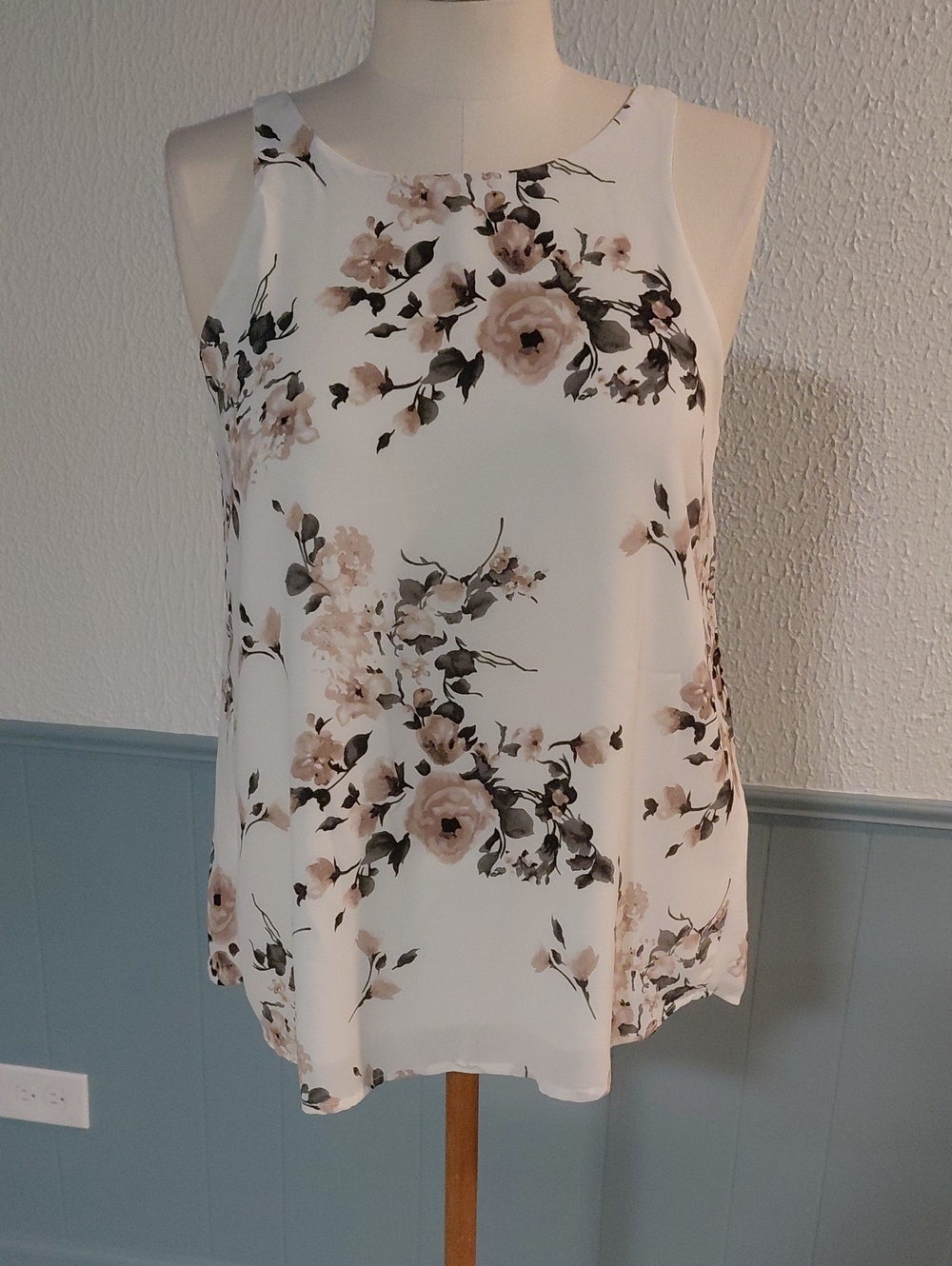 Veronica M White Floral Sleeveless Camisole with Blush Roses